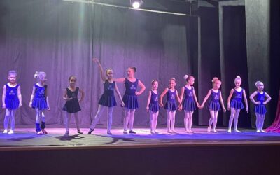 Estudantes se apresentam no palco do Centro Cultural 25 de Julho