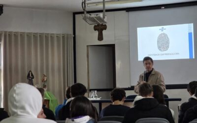 3ª série do Ensino Médio participa da palestra com “O Buscador de Respostas”,