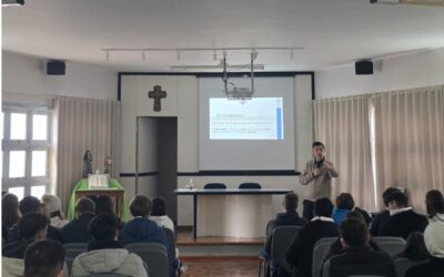 3ª série do Ensino Médio participa da palestra com “O Buscador de Respostas”